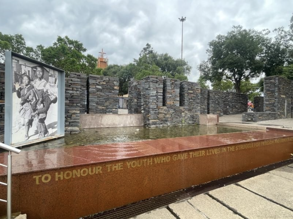 Monument à Soweto (épicentre du mouvement de libération des personnes non blanches contre l’Apartheid, situé au sud-ouest de Johannesburg et où Nelson Mandela et sa famille ont passé une partie de leur vie) à la mémoire des jeunes personnes qui ont été tuées ou ont disparu, de façon injuste, dans le cadre d’activités de protestation antiapartheid. 