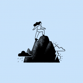 Une personne qui gravite une montagne